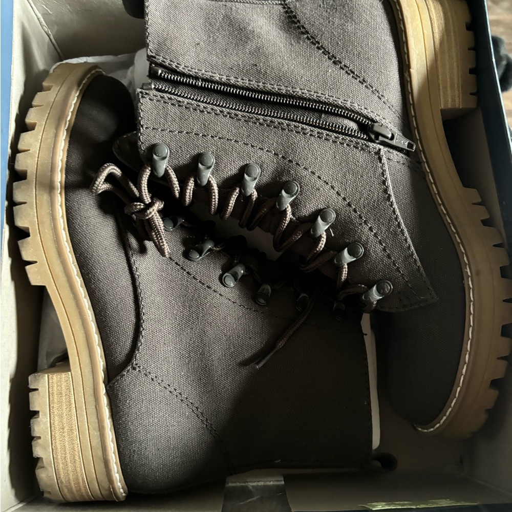 Universal Thread Parker boots